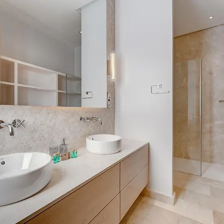 Serenity Heights - Luxury Concierge Services 아데제